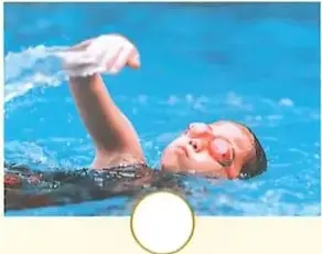 Una niña nada en una piscina.