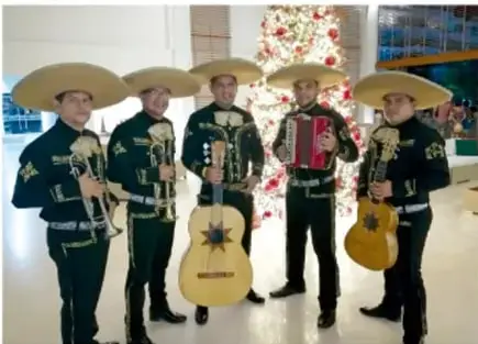 Sarape o jorongo de colores vivos con franjas y flecos.