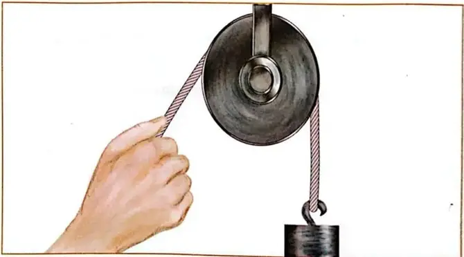 Imagen de una grúa que utiliza mecanismos para levantar un contenedor.