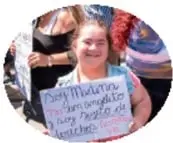 Grupo de personas con una pancarta sobre discapacidad, ilustra prejuicios por diferencias físicas.