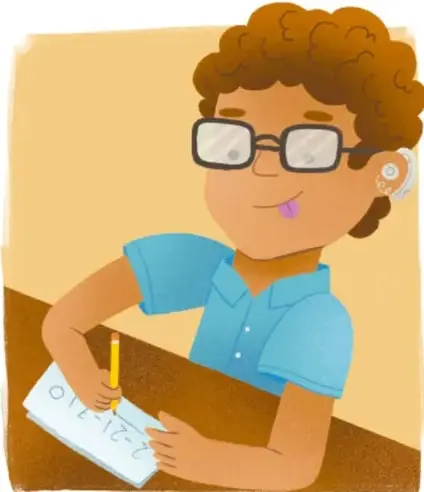 Niño con lentes y aparato auditivo que escribe con un lápiz en una hoja; en su libreta se ven letras y números. Crédito: Carlos Emmanuel Cano Morales.