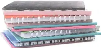 Fotografía de varios cuadernos apilados.
