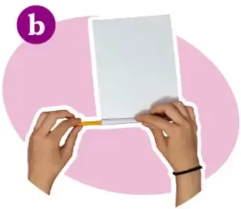 Círculo rosa con una hoja de papel cortada en 4 tiras iguales.