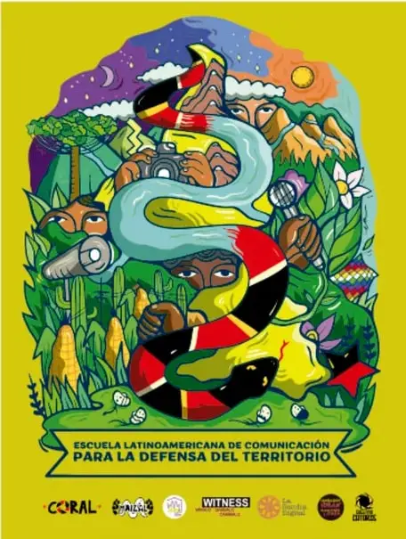 Ilustración colorida de la Escuela Latinoamericana de Comunicación para la Defensa del Territorio, con figuras humanas, animales y elementos naturales que representan la lucha por el territorio. Incluye el texto 'ESCUELA LATINOAMERICANA DE COMUNICACIÓN PARA LA DEFENSA DEL TERRITORIO' y logotipos de CORAL, WITNESS y otras organizaciones.