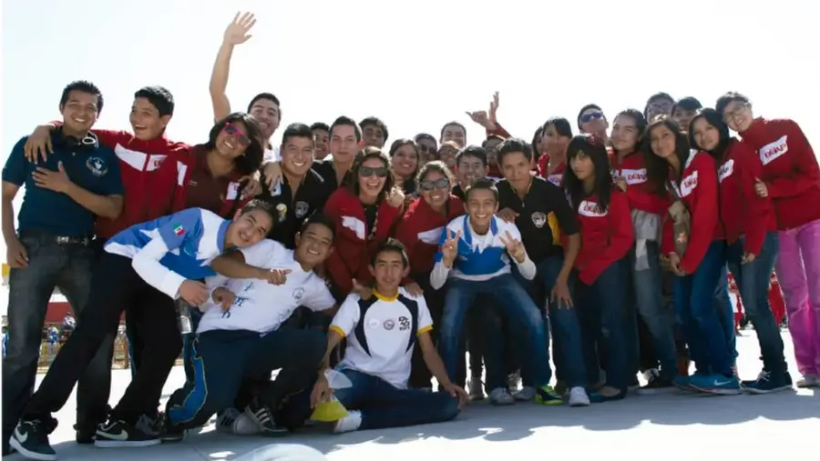 Fotografía de un grupo numeroso de estudiantes posando juntos al aire libre; crédito: Gimenna Schiaffini Rosales, Puebla.