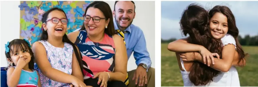 Familia diversa (padres e hijas) sonriendo y conviviendo en un espacio escolar o comunitario con una muralla de colores al fondo.