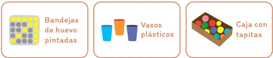Tres vasos plásticos de colores celeste, naranja y azul.