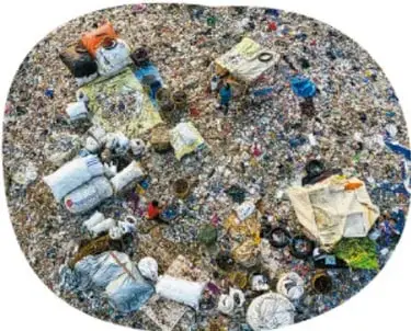 Fotografía de un sitio con gran acumulación de residuos sólidos y basura.