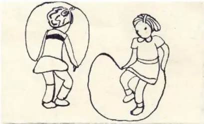 Dos niñas saltan la cuerda; una sostiene la cuerda y la otra salta.
