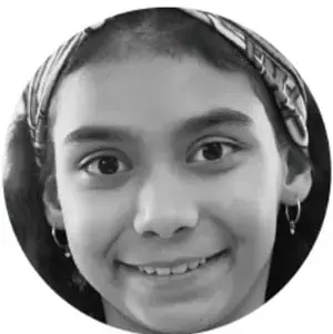 Fotografía circular en blanco y negro de una niña sonriente con pañoleta en la cabeza.