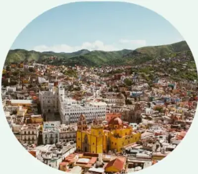Vista aérea de una ciudad con edificios y una iglesia.