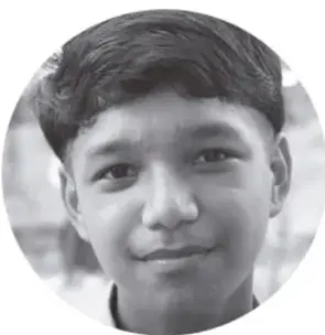 Retrato en blanco y negro de un niño sonriente, representando a los estudiantes que reflexionan sobre el buen vivir.