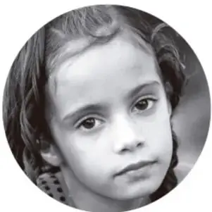 Fotografía en blanco y negro del rostro de una niña con expresión seria, mirando de frente.