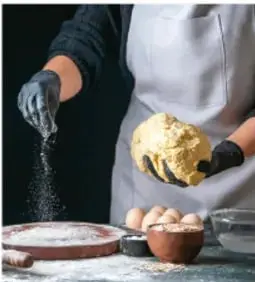 Ingredientes de cocina y utensilios de medición como cucharas, tazas y huevos, que ilustran las medidas familiares.