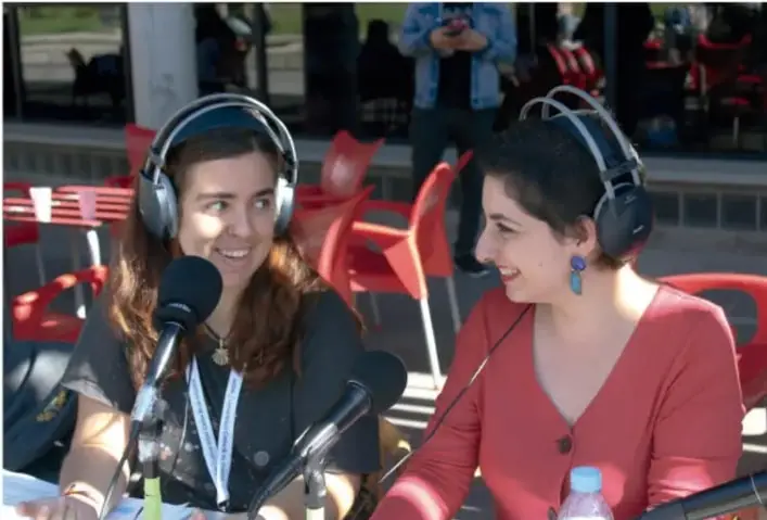 Fotografía de dos personas con audífonos y micrófonos transmitiendo o grabando, ilustrando el guion radiofónico para presentar los resultados del proyecto.