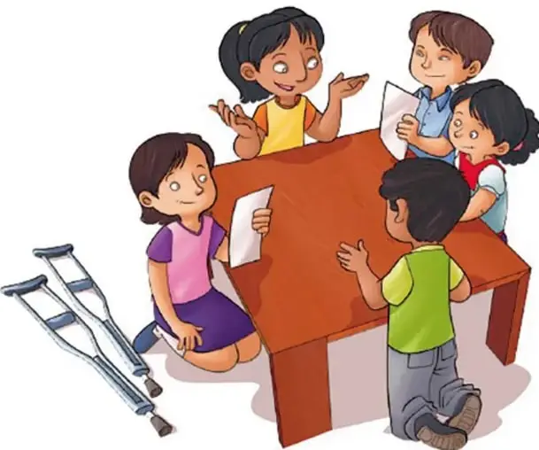 Ilustración de cinco niños de primaria reunidos alrededor de una mesa de madera: una niña explica con gestos, dos sostienen hojas y dos escuchan; al lado hay un par de muletas, indicando inclusión de una niña con discapacidad motriz en el trabajo colaborativo.