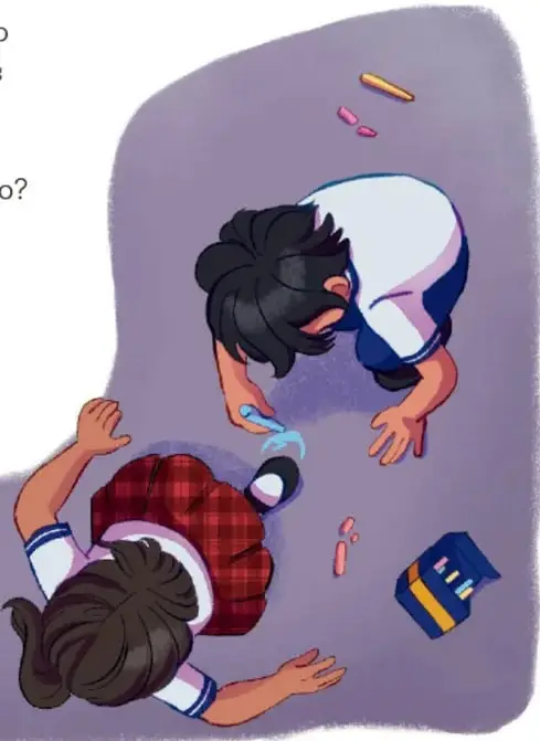 Tres estudiantes de primaria agachados en el piso marcando siluetas de pies con gises de colores; hay una cinta métrica y una caja de gises.