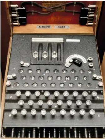 Máquina Enigma alemana abierta, con teclado, rotores y panel de conexiones.