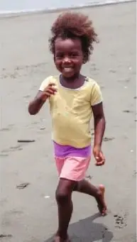 Fotografía de una niña afrodescendiente. El pie de foto invita a promover el respeto, la unidad y la igualdad entre las personas.