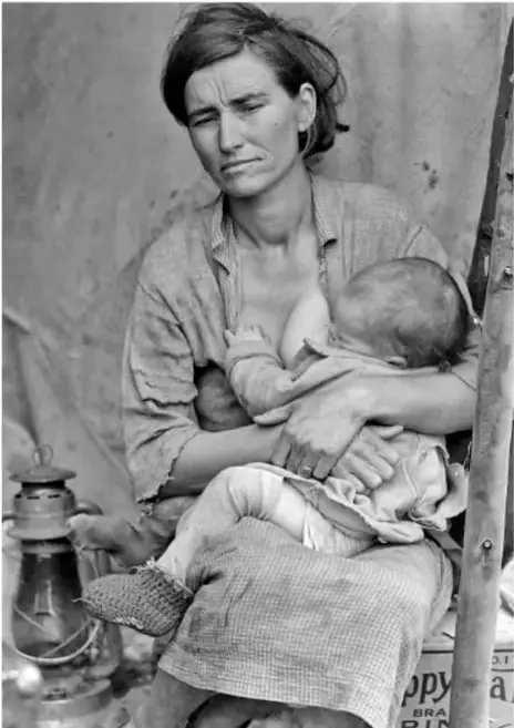 Fotografía histórica en blanco y negro de una madre con un bebé en brazos junto a una lámpara de queroseno, representando la pobreza durante la crisis económica de 1929 (estilo Dorothea Lange).
