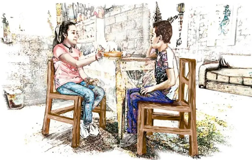 Ilustración de dos estudiantes sentados en sillas de madera alrededor de una mesa, conversando en un patio con muros de piedra.