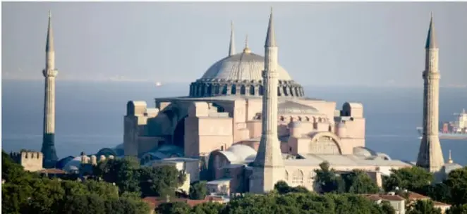 Fotografía de la basílica de Santa Sofía en Estambul, con sus minaretes y cúpula, junto al mar.