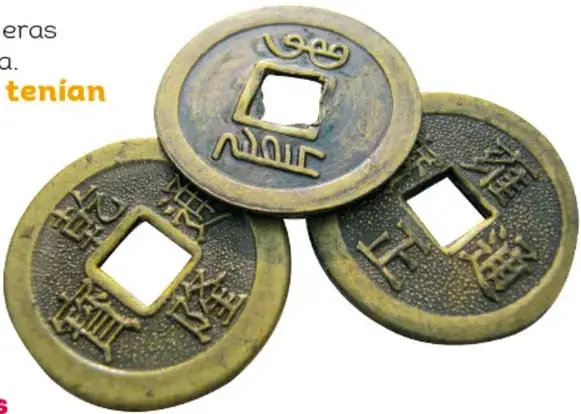 Fotografía de tres monedas antiguas chinas de bronce con agujero cuadrado central e inscripciones en caracteres chinos.