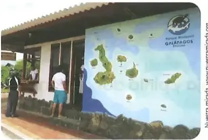 Personas trabajan o visitan un espacio relacionado con la protección de las islas Galápagos; la imagen está identificada como guardaparques en Galápagos.