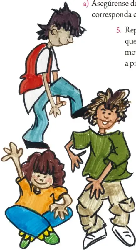 Niño de pie con las manos cerca de la boca, como si hiciera sonidos o percusión vocal.
