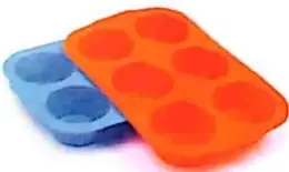 Moldes de pastelillos y representación en barras de siete grupos de seis pastelillos.