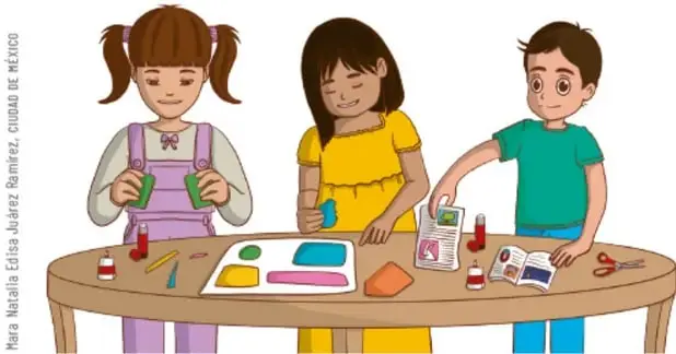Tres niños trabajando en una mesa redonda con papeles de colores, tijeras y pintura, elaborando carteles y dibujos para la muestra. Crédito vertical: Mara Natalia Edisa Juárez Ramírez, Ciudad de México.