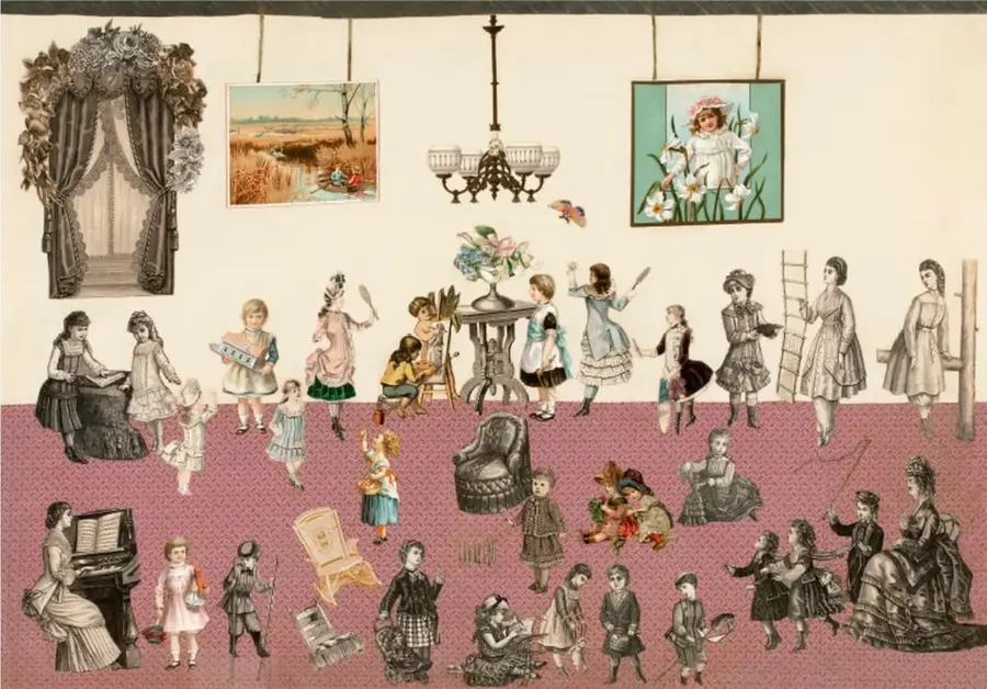 Collage grande de estilo victoriano: sobre una pared beige con papel tapiz rosa hay decenas de figuras recortadas de niños y niñas vestidos de época (bailan, leen, juegan), una mujer tocando el piano, una lámpara de techo, una mesa con flores, un sillón, una escalera, dos cuadros colgados con paisaje y retrato de niña, y una ventana con cortinas y flores.