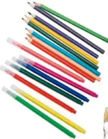 Hojas blancas tamaño carta, pinceles de distintos grosores y botes de pintura de colores.