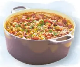 Platillo de enchilas hidrocálidas bañadas en salsa roja con queso y cebolla.