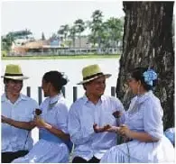 Personas indígenas de la Amazonía, entre ellas un integrante del pueblo shuar, usando pintura facial y adornos tradicionales.