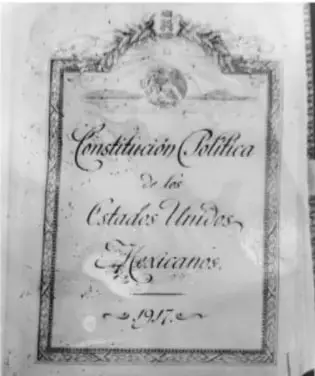 Fotografía en blanco y negro de la portada de la Constitución Política de los Estados Unidos Mexicanos de 1917.