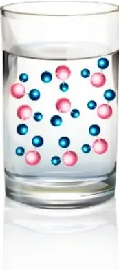 Vaso de vidrio con agua que contiene esferas azules y rosas, representando moléculas de agua en movimiento.