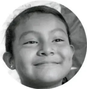 Fotografía en blanco y negro del rostro sonriente de un niño.