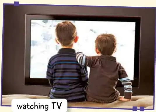Dos niños viendo televisión; etiqueta 'watching TV'.