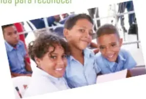 Estudiantes trabajando en equipo en un cuadro comparativo, paso 4.