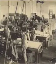 Fotografía de trabajadores en la fábrica de fósforos El Progreso, en Quito, en 1915.