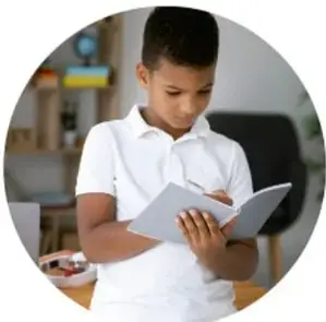 Ilustración de un estudiante de primaria leyendo un cuaderno o carta, con estantería de libros al fondo.