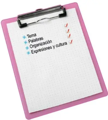 Portapapeles con una lista de criterios de la tarjeta: Tema, Palabras, Organización, Expresiones y cultura, con palomas de verificación.