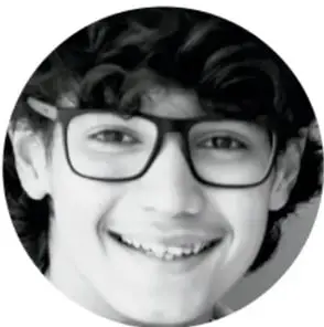 Fotografía circular en blanco y negro de un adolescente sonriente con lentes.