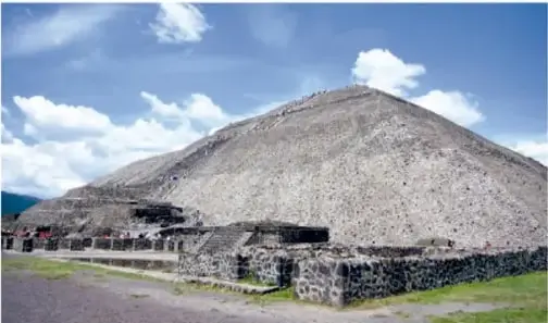 Pirámide de gran base con escalinata frontal y plaza con plataformas de piedra; es la Pirámide del Sol, Teotihuacán.