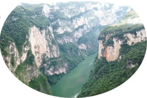 Fotografía circular de la vista panorámica del cañón: paredes rocosas altas cubiertas de vegetación y el río Grijalva serpenteando al fondo.
