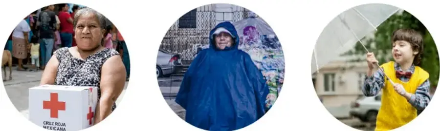 Persona con impermeable azul bajo la lluvia.