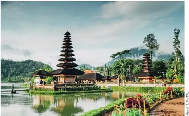 Fotografía del templo Borobudur en Indonesia con sus estupas.