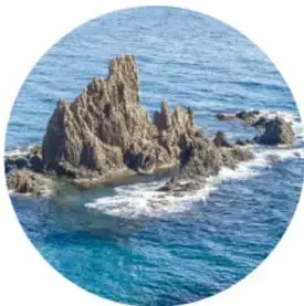 Círculo con roca formando un arrecife en el mar