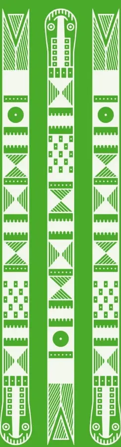 Tres bastones o palos ceremoniales indígenas decorados con motivos geométricos (triángulos, rombos, círculos y figuras antropomorfas) en blanco sobre fondo verde, que ilustran los signos artísticos como medio de expresión.